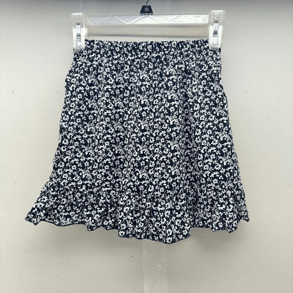 Gisly Lau Size XS Black White Flowers‎ All Over Pattern Waist 24" Length 15.5"